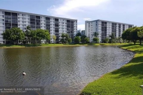 Copropriété à vendre à Pompano Beach, Floride: 2 chambres, 113.53 m2 № 1182329 - photo 2