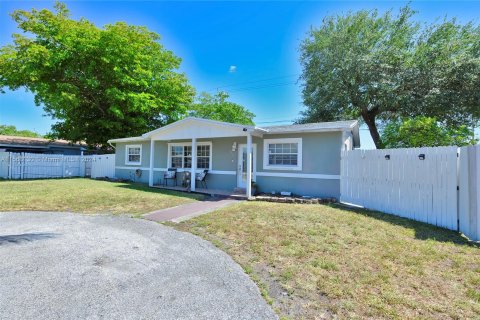 House in Hollywood, Florida 3 bedrooms, 109.81 sq.m. № 1127546 - photo 4