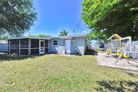 House in Hollywood, Florida 3 bedrooms, 109.81 sq.m. № 1127546 - photo 23