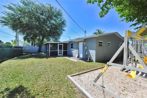 House in Hollywood, Florida 3 bedrooms, 109.81 sq.m. № 1127546 - photo 24
