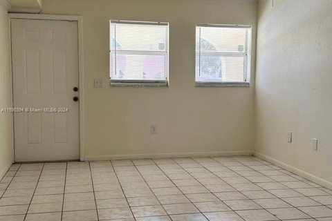 Adosado en venta en Opa-locka, Florida, 2 dormitorios, 88.54 m2 № 1180073 - foto 6