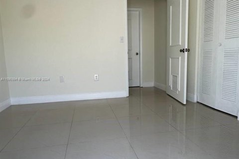 Townhouse in Opa-locka, Florida 2 bedrooms, 88.54 sq.m. № 1180073 - photo 14