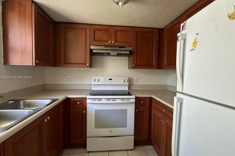 Townhouse in Opa-locka, Florida 2 bedrooms, 88.54 sq.m. № 1180073 - photo 1