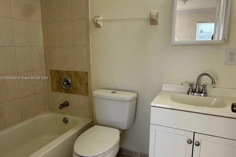 Townhouse in Opa-locka, Florida 2 bedrooms, 88.54 sq.m. № 1180073 - photo 17