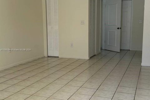 Townhouse in Opa-locka, Florida 2 bedrooms, 88.54 sq.m. № 1180073 - photo 5