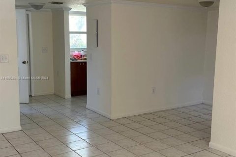 Townhouse in Opa-locka, Florida 2 bedrooms, 88.54 sq.m. № 1180073 - photo 4