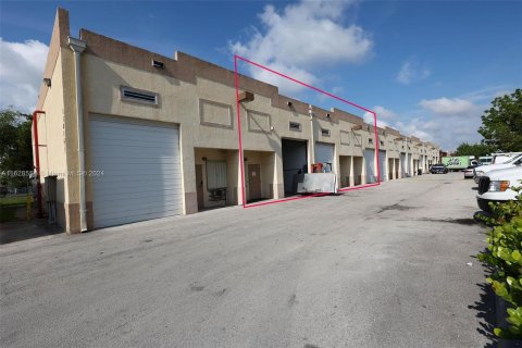 Propiedad comercial en venta en Miami, Florida № 1282555 - foto 5