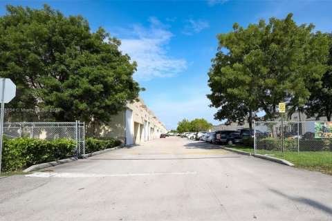 Propiedad comercial en venta en Miami, Florida № 1282555 - foto 2