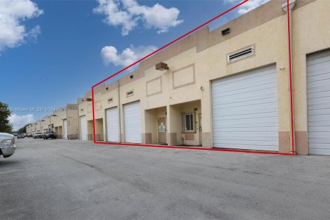 Propiedad comercial en venta en Miami, Florida № 1282555 - foto 1