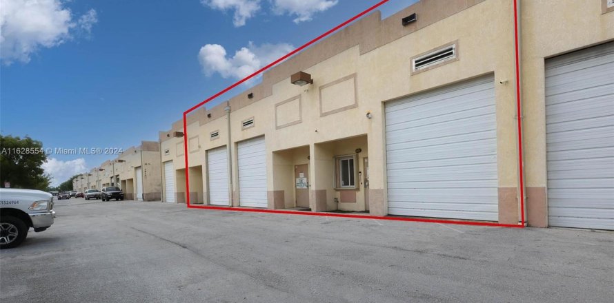 Commercial property in Miami, Florida № 1282555