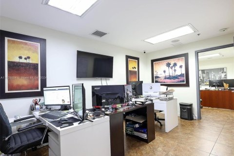 Propiedad comercial en venta en Miami, Florida № 1282555 - foto 8