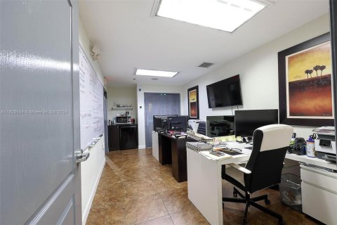 Propiedad comercial en venta en Miami, Florida № 1282555 - foto 10