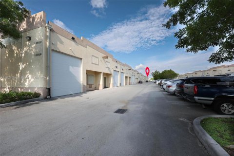 Propiedad comercial en venta en Miami, Florida № 1282555 - foto 3