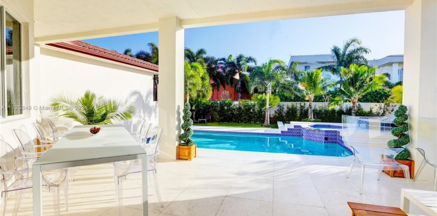 Villa ou maison à Hollywood, Floride 5 chambres, 386.94 m2 № 1309787