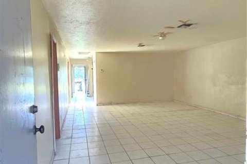 Commercial property in Tampa, Florida 6 bedrooms, 292.55 sq.m. № 1371592 - photo 2