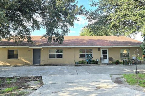 Commercial property in Tampa, Florida 6 bedrooms, 292.55 sq.m. № 1371592 - photo 1