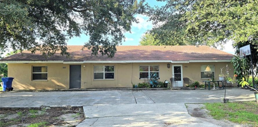 Commercial property in Tampa, Florida 6 bedrooms, 292.55 sq.m. № 1371592