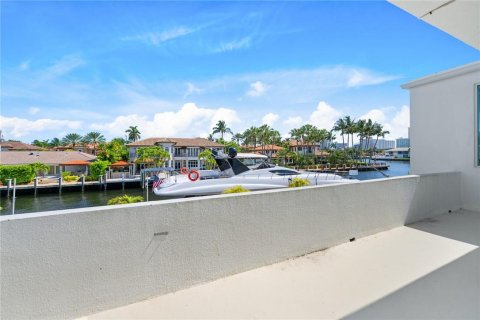 House in Fort Lauderdale, Florida 5 bedrooms, 391.21 sq.m. № 511347 - photo 18