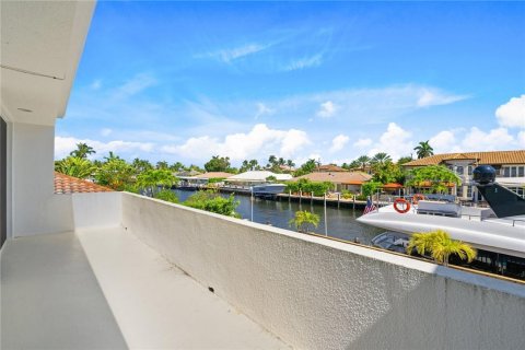 House in Fort Lauderdale, Florida 5 bedrooms, 391.21 sq.m. № 511347 - photo 16