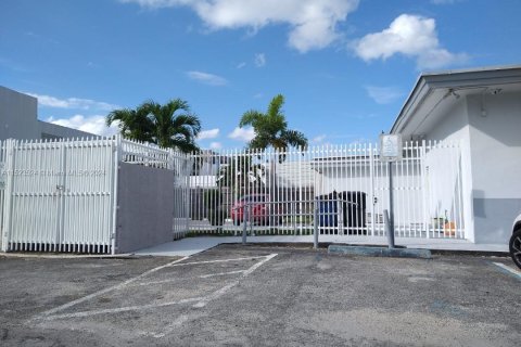 Купить коммерческую недвижимость в Халландейл-Бич, Флорида № 980309 - фото 4