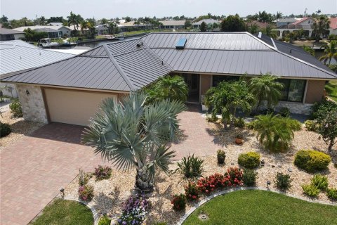 Villa ou maison à vendre à Punta Gorda, Floride: 3 chambres, 227.05 m2 № 1386641 - photo 1