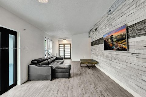 House in Miami, Florida 3 bedrooms, 140.84 sq.m. № 1147403 - photo 5