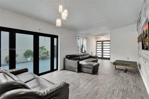 House in Miami, Florida 3 bedrooms, 140.84 sq.m. № 1147403 - photo 4