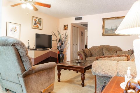 Condo in Pembroke Pines, Florida, 2 bedrooms  № 1319342 - photo 4