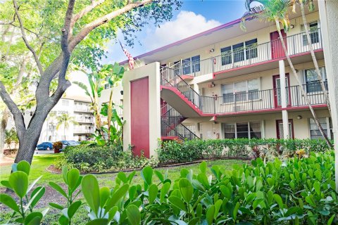 Condo in Pembroke Pines, Florida, 2 bedrooms  № 1319342 - photo 27