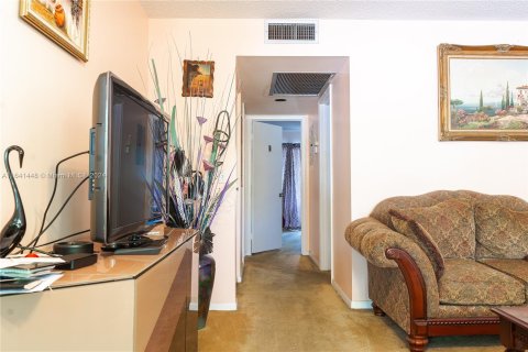 Condo in Pembroke Pines, Florida, 2 bedrooms  № 1319342 - photo 5