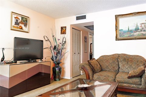 Condo in Pembroke Pines, Florida, 2 bedrooms  № 1319342 - photo 6