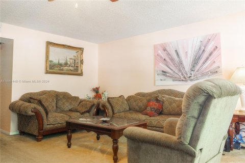 Condo in Pembroke Pines, Florida, 2 bedrooms  № 1319342 - photo 3