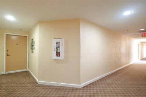 Condo in Lauderhill, Florida, 2 bedrooms  № 1091733 - photo 23