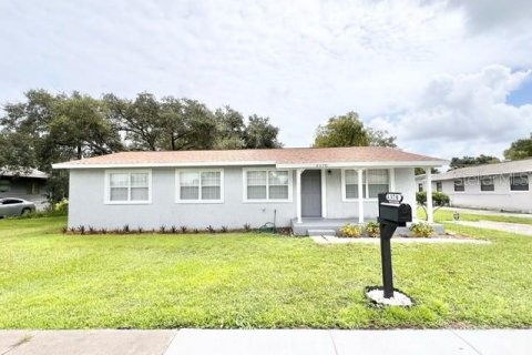 House in Sanford, Florida 4 bedrooms, 136.38 sq.m. № 1355533 - photo 2