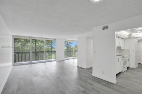 Condo in Lauderhill, Florida, 2 bedrooms  № 1355501 - photo 1