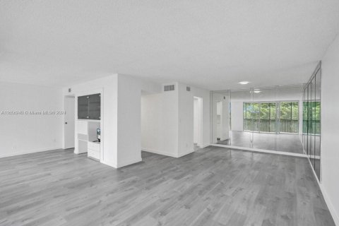 Condo in Lauderhill, Florida, 2 bedrooms  № 1355501 - photo 3