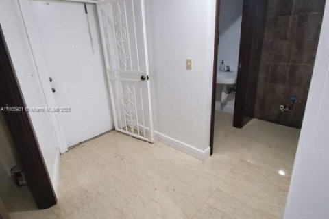 Propiedad comercial en venta en Miami, Florida № 563400 - foto 16