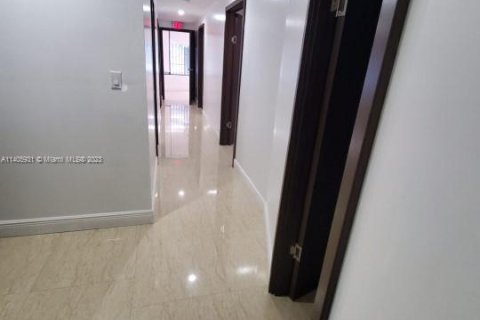 Propiedad comercial en venta en Miami, Florida № 563400 - foto 15