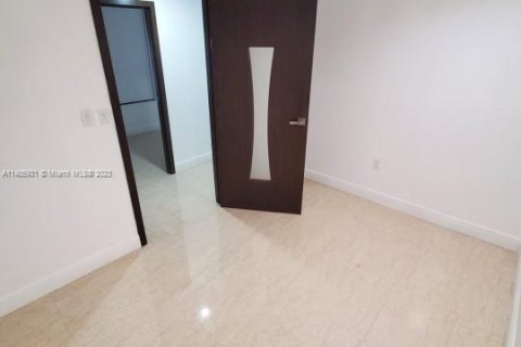 Propiedad comercial en venta en Miami, Florida № 563400 - foto 8