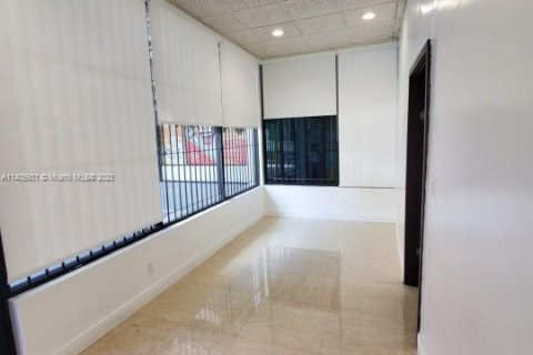 Propiedad comercial en venta en Miami, Florida № 563400 - foto 18