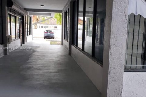 Commercial property in Miami, Florida № 563400 - photo 2