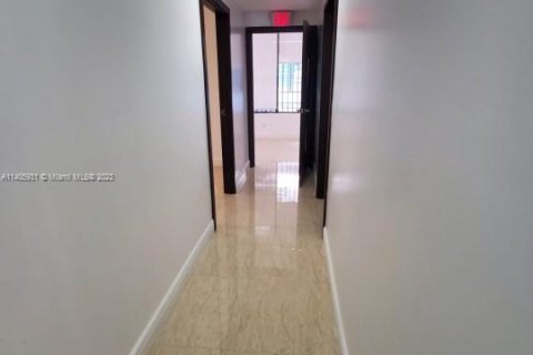 Propiedad comercial en venta en Miami, Florida № 563400 - foto 13