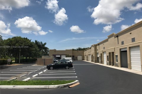 Propiedad comercial en venta en Miami, Florida № 1271429 - foto 2