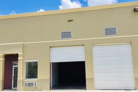 Propiedad comercial en venta en Miami, Florida № 1271429 - foto 8