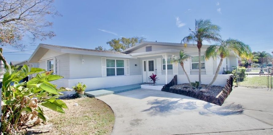 House in Port Richey, Florida 3 bedrooms, 146.51 sq.m. № 1344758