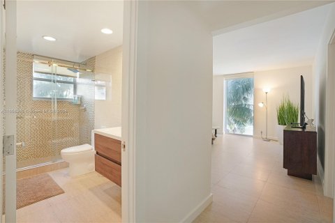 Condo in Hollywood, Florida, 2 bedrooms  № 1357122 - photo 24