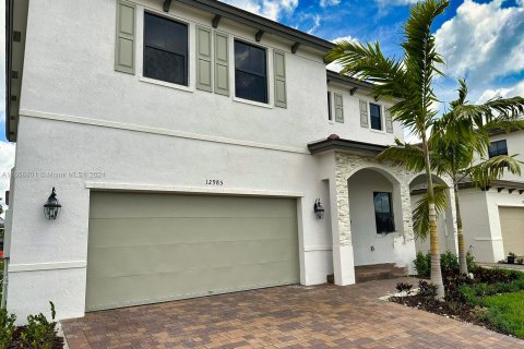 House in Miami, Florida 4 bedrooms, 241.36 sq.m. № 1357069 - photo 1