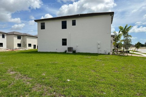 House in Miami, Florida 4 bedrooms, 241.36 sq.m. № 1357069 - photo 2