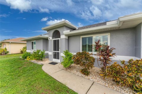 House in Punta Gorda, Florida 2 bedrooms, 96.99 sq.m. № 1335699 - photo 1