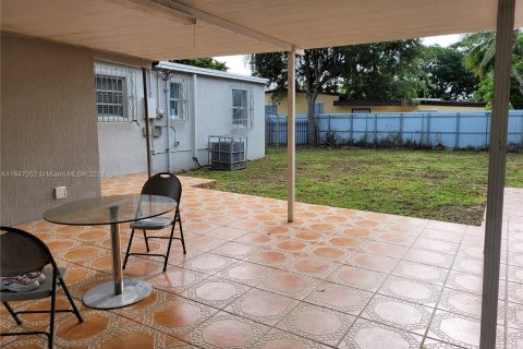 Casa en venta en Miami, Florida, 3 dormitorios, 79.06 m2 № 1331571 - foto 3